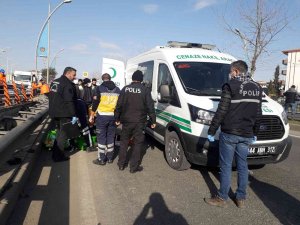 Bariyerlere Çarpan Araç Takla Attı: 1 Ölü, 2 Yaralı
