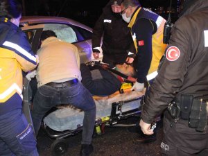 Kontrolden Çıkan Otomobil Bariyerlere Çarptı