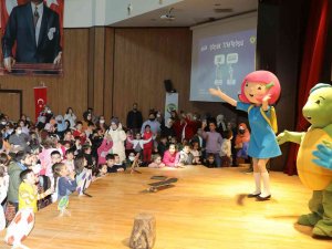 Yüreğirli Çocuklar, Ekranda Gördüklerini Sahnede İzledi