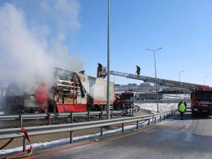 Seyir Halindeki Yatak Yüklü Tır Yandı