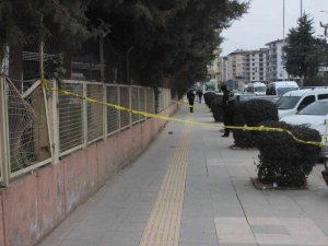 Hastane Önünde Karısına Kurşun Yağdırdı