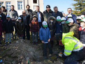 Gediz’de Öğrenciler Fidan Dikti