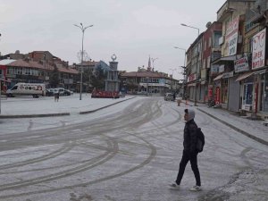 Şuhut’ta Mart Ayının Son Haftası Yağan Kar Şaşkınlığa Neden Oldu