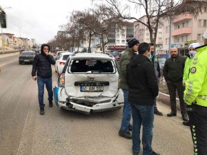 Bilecik’te Fabrika Servis Minibüsü Otomobile Arkadan Çarptı, 4 Kişi Yaralandı