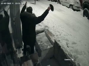 Üsküdar’da Kar Maskeli Hırsızlık Şakası: Arkadaşının Üzerine Bıçakla Koştu