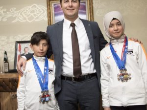 Minik Snowboardculardan Kaymakama Ziyaret