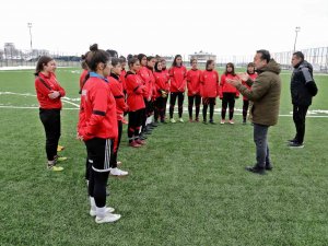 Van Büyükşehir Belediyesi Kadın Futbol Takımı İlk Maçına Hazırlanıyor