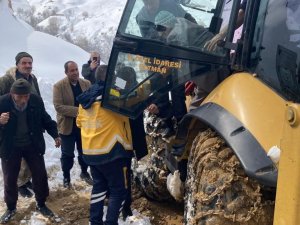 Batman’da 76 Yaşındaki Hasta Kepçe Yardımıyla Ambulansa Ulaştırıldı