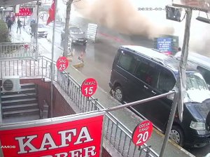Avcılar’da Kontrollü Yıkım Sırasında Bina Çöktü: Faciadan Dönülen Anlar Kamerada