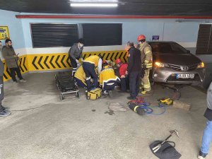 Ümraniye’de El Freni Çekmeyi Unutan Kadın Sürücü, Sürüklenen Otomobilinin Altında Kaldı
