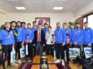 Şampiyon Sporculardan, Rektör Prof. Dr. İ̇lter Kuş’a Ziyaret
