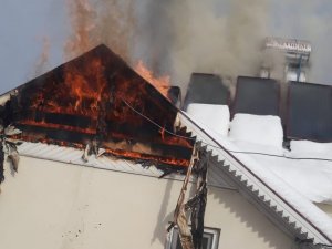 Evin Çatı Katı Alev Alev Yandı