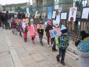 Konya’da Minik Öğrenciler Su Tasarrufuna Dikkat Çekmek İçin Yürüdü