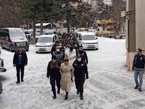Sosyal Medyadan Dolandırıp Eğlence Mekanlarında Harcadılar