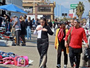 Nevruz Bayramı’nda Antalya’ya Akın Eden İ̇ranlılar, Soluğu Beş Yıldızlı Sokak Pazarında Alıyor