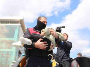 Yabancı Uyruklu Kadın Üst Geçitte, Polis Ve Sağlıkçılara Ecel Terleri Döktürdü