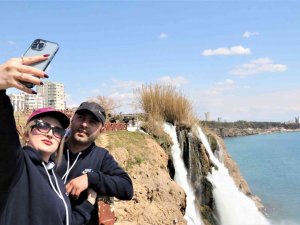 Antalya’nın Ünlü Düden Kıyı Şelalesi’nde Nevruz Yoğunluğu
