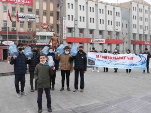 Öğrenciler Suyun Önemine Dikkat Çekmek İçin Bakın Ne Yaptılar