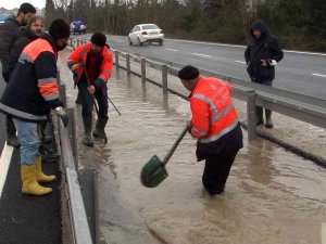 Büyükçekmece’de İ̇ski̇ Borusu Patladı, Göle Dönen Yol Trafiğe Kapandı