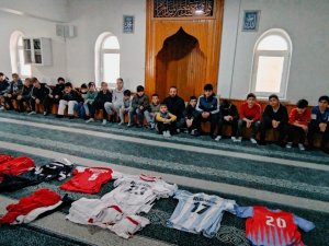 Müezzin Camiye Gelen Çocukları Hediyelerle Sevindiriyor