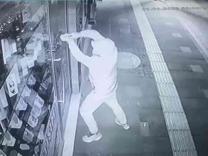 İ̇ş Yerinin Camını Kırıp 15 Telefonu Çaldı, O Anlar Kameraya Yansıdı