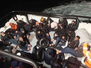 Botları Su Alan Göçmenler Kurtarıldı