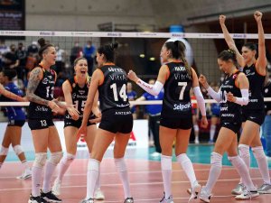 Eczacıbaşı Dynavit, Cev Kupası Final Maçında Deplasmanda Karşılaştığı Mtv Stuttgart Karşısında İki Set Kazanarak Şampiyonluğu Garantiledi.