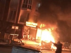 Ataşehir’de Korku Dolu Anlar: Alev Topuna Dönen Taksi Kendiliğinden Hareket Etti