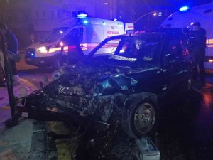 Alkollü Sürücü Belediye Otobüsüne Çarptı: 2 Yaralı
