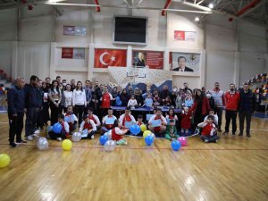 Down Sendromlu Çocuklar Sporla Eğlendi