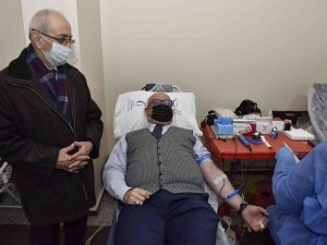 Rektör Ataç Hastane Personeliyle Birlikte Kan Bağışında Bulundu