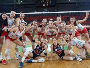 Karşıyaka Kadın Voleybol, Edremit Belediyesi Altınolukspor’u Yendi
