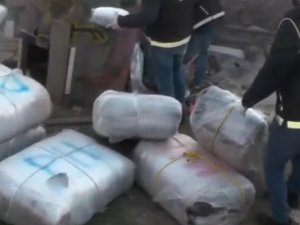 İ̇zmir’de Torbacı Çiftliğine Baskın: Yüklü Miktarda Uyuşturucu Ele Geçirildi