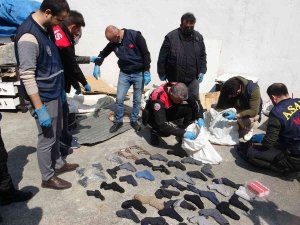 Mersin’de Bir Evde Çoraplara Sarılı 40 Silah Ele Geçirildi