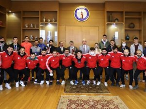Dpü Atletizm Ve Futsal Takımlarından Rektör Uysala’a Ziyaret