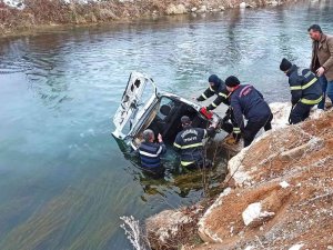 Ceyhan Nehri’ne Düşen Araçtaki 1 Kişi Öldü, 2 Kişi Ağır Yaralandı