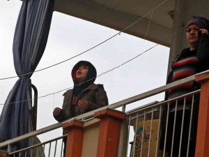 Yangın Çıkan Apartmanın Balkonunda Mahsur Kalan Çocuk Ellerini Açıp Ağlayarak Dua Etti