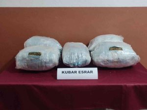 Araçtan Kilolarca Uyuşturucu Atan 3 Şahıslar Gözaltına Alındı