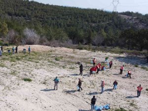 Mersin’de Bal Ormanı Çevresi Çöplerden Temizlendi