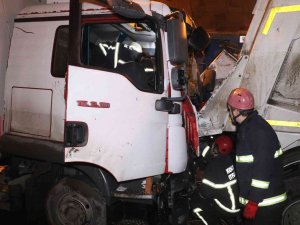 Tünelde Feci Kaza, 3 Kamyon Birbirine Girdi