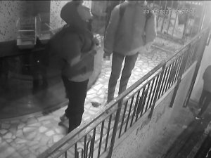 Ümraniye’de Pişkin Kafes Hırsızları: Güvenlik Kamerasına El Hareketi Çekti