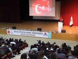 Ai̇çü’de Eczacılık Fakültesi Öğrencileri İ̇çin “Beyaz Önlük Giyme” Töreni Düzenlendi