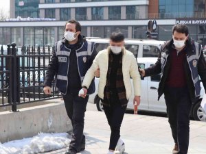 Önüne Geleni Bıçakladı