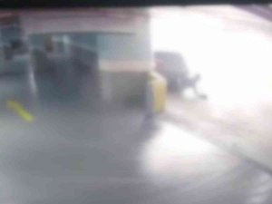 Ümraniye’de, Kadının El Frenini Çekmeyi Unuttuğu Otomobilinin Altında Kaldığı Anlar Kamerada