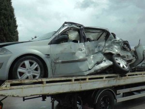 Tuzla’da Islak Zeminde Kayan Otomobil İle Kamyon Çarpıştı: 2 Yaralı