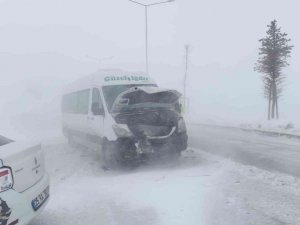 Erzurum’da Zincirleme Kazada 5 Araç Birbirine Girdi, Onlarca Araç Yolda Kaldı
