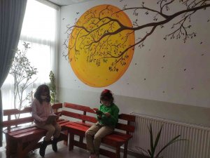 Okul Müdürü, Çocuklar İçin Kitap Okuma Köşesi Oluşturdu