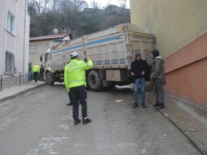 Tokat’ta Geri Geri Kayan Kamyon Apartmana Daldı