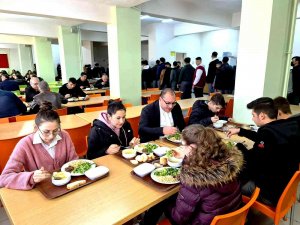 Sarıgöl Kaymakamı Öğrencilerle Birlikte Yemek Yedi