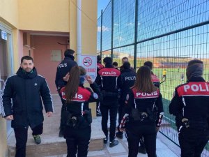 Futbol Maçında Kavga; 2 Hakem Yaralandı, 6 Kişi Gözaltına Alındı